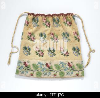 Réticule dans un modèle rectangulaire plat en coton écuronné tricoté avec motif floral flou en perles de verre multicolores, anonyme, c. 1820 - c. 1850 réticule dans un modèle rectangulaire plat en coton écuronné tricoté avec motif floral frauduleux en perles de verre multicolores. Tout au long du fond se trouve une bande de cinq centimètres avec des perles blanches tricotées, dans laquelle un motif tricoté de branches vertes avec de plus grandes fleurs roses rouges, entrecoupées de plusieurs petites fleurs bleues. Au-dessus de la même distance trois rangées de quelques fleurs, alternativement rouge rose et bleu, avec le vert le Banque D'Images