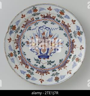 Plat de faïence polychromée, anonyme, c. 1760 - c. 1790 plat rond de faïence peinte multicolore, avec un vase avec des fleurs sur le plat et sur le bord des fleurs et des feuilles. Faïence Delft. glaçure d'étain. Plat rond de faïence peinte multicolore, avec un vase avec des fleurs sur le plat et sur le bord des fleurs et des feuilles. Faïence Delft. glaçure d'étain. Banque D'Images