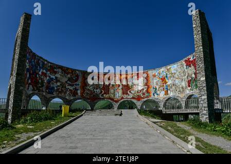 Monument de l'amitié Russie-Géorgie construit en 1983 pour célébrer l'amitié entre la Russie de Sovet et la Géorgie, un point de repère sur la route militaire géorgienne Banque D'Images