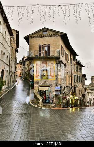 Un sanctuaire sur un bâtiment à Piazzetta Ruggero Bonghi de Porta San Francesco. Assise, Ombrie, Italie Banque D'Images