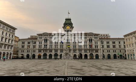 Early monring Piazza Unità dItalia/Unity of Italy Square. Trieste, Italie Banque D'Images