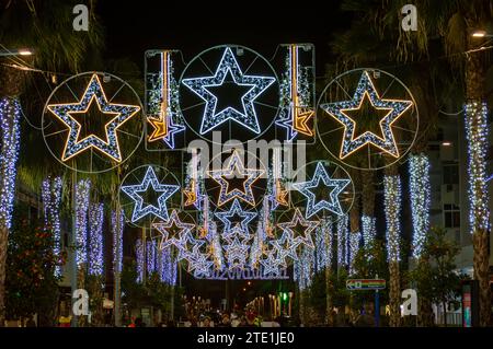 TORREMOLINOS, ESPAGNE - 14 DÉCEMBRE 2023 : Capturez le charme festif des lumières de Noël et de l'arbre à Torremolinos, Espagne, le 15 décembre 2023 Banque D'Images