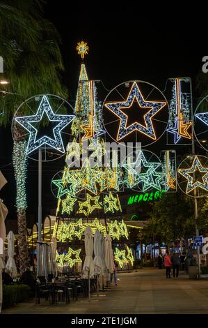 TORREMOLINOS, ESPAGNE - 14 DÉCEMBRE 2023 : Capturez le charme festif des lumières de Noël et de l'arbre à Torremolinos, Espagne, le 15 décembre 2023 Banque D'Images