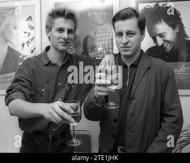 Groupe de musique suédois RATATA avec Johan Ekelund et Mauro Scocco 1987 célébrant la sortie du disque Banque D'Images