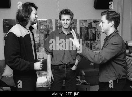 Groupe de musique suédois RATATA avec Johan Ekelund et Mauro Scocco 1987 célébrant la sortie du disque avec le producteur Anders Glenmark Banque D'Images