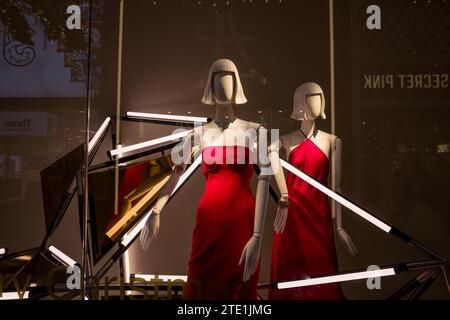 mannequins dans une vitrine de magasin Banque D'Images