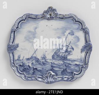 Plaque encadrée, anonyme, c. 1770 - c. 1790 plaque de faïence, peinte en bleu avec un paysage marin. Delft . Plaque de faïence, peinte en bleu avec un paysage marin. Delft . Banque D'Images