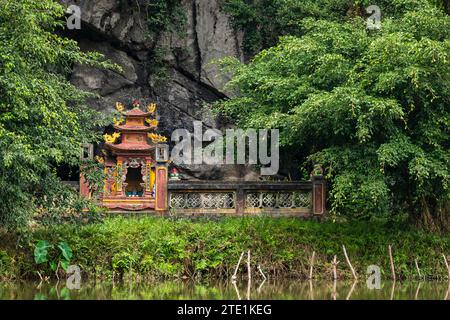 Petit Temple dans le paysage de Ninh Binh au Vietnam Banque D'Images