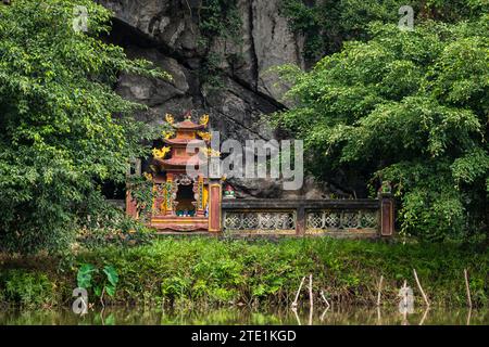 Petit Temple dans le paysage de Ninh Binh au Vietnam Banque D'Images