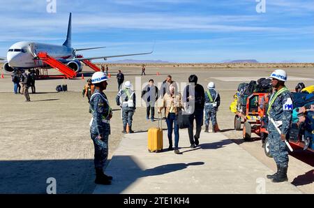 Voyageurs arrivant à l'aéroport Joya Andina avec des soldats à la recherche. Uyuni, Bolivie. Banque D'Images