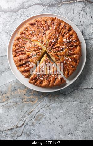 Eplekake est un délicieux gâteau aux pommes à la cannelle d'un bol qui est le genre de chose que les rêves d'automne sont faits de gros plan sur une assiette sur la table. Haut vertical Banque D'Images