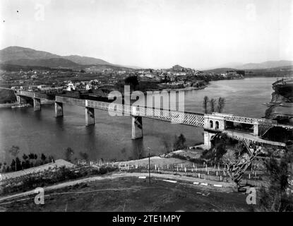 Tuy (Pontevedra), 1956. Pont sur la rivière Miño. Crédit : Album / Archivo ABC Banque D'Images