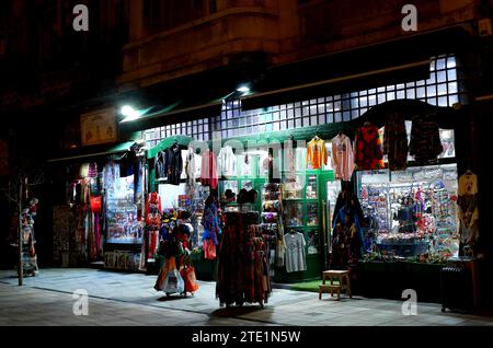 Une boutique de cadeaux et souvenirs sur Vaci utca, rue Vaci, pendant la saison de Noël, Budapest, Hongrie Banque D'Images