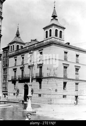 ANCIEN HÔTEL DE VILLE (CONNU SOUS LE NOM DE MAISON DES SPIERS).-SUR LA PHOTO, VOUS POUVEZ VOIR LA PLAQUE DE LA RUE DE LA RÉPUBLIQUE : en 1932, à l'occasion de la proclamation du régime républicain un an plus tôt, la Corporation a accepté de nommer la rue Calle de la République. Ça n'a pas duré longtemps. Avec la guerre de Sécession, le nom a été changé à nouveau en rue ¿General Mola¿. Et finalement, coïncidant également avec le changement de régime, la corporation de Miguel Ángel Marín Castellanos, le 4 octobre 1979, a décidé de retourner le nom de ¿Portales¿ dans la rue, comme nous le connaissons aujourd'hui. Ce palais situé au début Banque D'Images