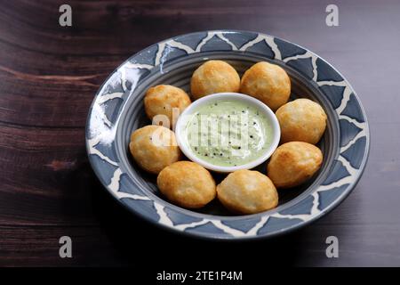 Les paniyaram sont des boulettes salées faites à partir de riz fermenté et de pâte d'urad dal avec de l'oignon tempéré et des épices. Aussi connu sous le nom de Paddu, appe. Banque D'Images