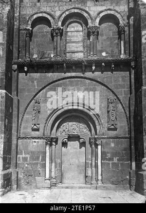 León, 1883 (CA.). Porte du pardon dans la Collégiale de San Isidoro. C’est le nom donné au portail du transept sud, dédié aux pèlerins. Un chien et un lion, gardiens du temple, soutiennent le tympan avec la descente de la croix, les 'Marys' devant le tombeau et avant la croix. Des deux côtés de l'arche se trouvent Saint Pierre et Saint Paul. Au dos de la photo il y a le timbre photographique de Vernacci (Madrid) et dans la légende de la photo de la publication (03/01/1932) il apparaît également signé par Winocio Testera, d'où on peut déduire qu'il Banque D'Images