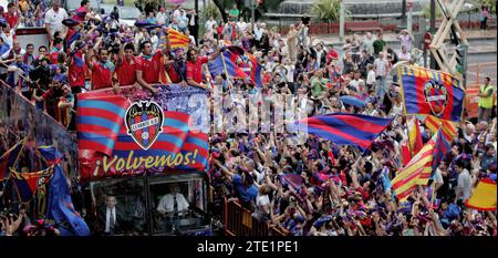 Valence, 06/14/2010. Célébration de la promotion de Levante CF en première division dans les rues de Valence. Photo : Rober Solsona ARCHDC. Crédit : Album / Archivo ABC / Rober Solsona Banque D'Images