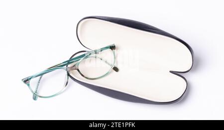 Paire de lunettes classiques en cas isolé sur fond blanc Banque D'Images