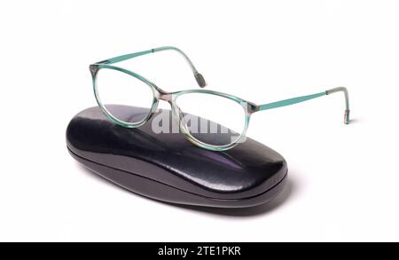Paire de lunettes classiques en cas isolé sur fond blanc Banque D'Images