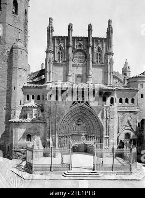 12/31/1919. Frontispice et porte principale de la cathédrale.-la cathédrale a été construite sur la vieille mosquée, après que les chrétiens ont reconquis Huesca, et ses travaux ont commencé en 1273 à la demande de l'évêque Jaime Sarroca. Les travaux n'ont été achevés qu'au début du 14e siècle. Crédit : Album / Archivo ABC / Carlos Sarthou Carreres Banque D'Images