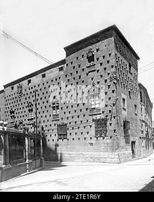 12/31/1932. Casa de las Conchas.-Date approximative.-la photographie appartient à une série numérotée consacrée aux bâtiments et monuments les plus emblématiques de Salamanque.-au dos de la photo originale, il y a 2 timbres : Foto.Gombau et VDA. Par Venancio Gombau.-la Maison des coquillages de Salamanque c'est un bâtiment de style gothique avec des éléments plateresques. Sa construction a commencé en 1493. A l'intérieur, la cour avec Arches Mixtilinear, l'escalier et le plafond à caissons se détachent. Des coquillages de Santiago décorent la façade du bâtiment et les fleurs de lis de la famille Maldonado sur le Chie Banque D'Images