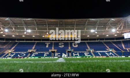 Sinsheim, Deutschland. 19 décembre 2023. Stadion Innenraum TSG Schriftzug, Tribuene, TSG 1899 Hoffenheim vs SV Darmstadt 98, Fussball, Herren, 1. Bundesliga, 16. Spieltag, saison 23/24, GER, 19.12.2023, LES RÈGLEMENTS DFL/DFB INTERDISENT TOUTE UTILISATION DE PHOTOGRAPHIES COMME SÉQUENCES D'IMAGES ET/OU QUASI-VIDÉO, Foto : Eibner-Pressefoto/Wolfgang Frank crédit : dpa/Alamy Live News Banque D'Images