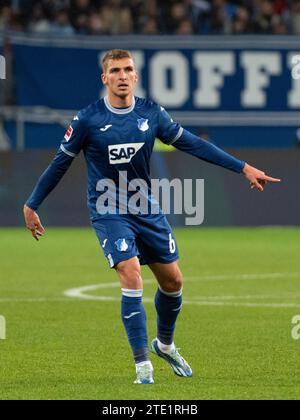 Sinsheim, Deutschland. 19 décembre 2023. Grischa Proemel (TSG 1899 Hoffenheim, #06) TSG 1899 Hoffenheim vs SV Darmstadt 98, Fussball, Herren, 1. Bundesliga, 16. Spieltag, saison 23/24, GER, 19.12.2023, LES RÈGLEMENTS DFL/DFB INTERDISENT TOUTE UTILISATION DE PHOTOGRAPHIES COMME SÉQUENCES D'IMAGES ET/OU QUASI-VIDÉO, Foto : Eibner-Pressefoto/Wolfgang Frank crédit : dpa/Alamy Live News Banque D'Images