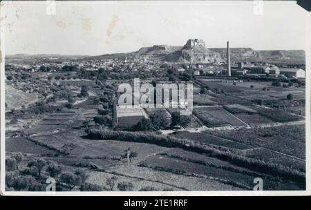 05/31/1935. Vue générale de Monzón avec son célèbre château et sa sucrerie. Crédit : Album / Archivo ABC Banque D'Images