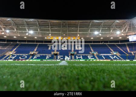 Sinsheim, Deutschland. 19 décembre 2023. Stadion Innenraum TSG Schriftzug, Tribuene, TSG 1899 Hoffenheim vs SV Darmstadt 98, Fussball, Herren, 1. Bundesliga, 16. Spieltag, saison 23/24, GER, 19.12.2023, LES RÈGLEMENTS DFL/DFB INTERDISENT TOUTE UTILISATION DE PHOTOGRAPHIES COMME SÉQUENCES D'IMAGES ET/OU QUASI-VIDÉO, Foto : Eibner-Pressefoto/Wolfgang Frank crédit : dpa/Alamy Live News Banque D'Images