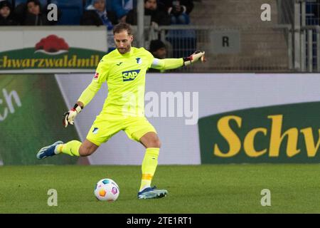 Sinsheim, Deutschland. 19 décembre 2023. Oliver Baumann (TSG 1899 Hoffenheim, #01) TSG 1899 Hoffenheim vs SV Darmstadt 98, Fussball, Herren, 1. Bundesliga, 16. Spieltag, saison 23/24, GER, 19.12.2023, LES RÈGLEMENTS DFL/DFB INTERDISENT TOUTE UTILISATION DE PHOTOGRAPHIES COMME SÉQUENCES D'IMAGES ET/OU QUASI-VIDÉO, Foto : Eibner-Pressefoto/Wolfgang Frank crédit : dpa/Alamy Live News Banque D'Images