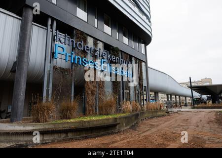 L'illustration montre l'Hôpital pour enfants Princesse Elisabeth lors d'une visite royale à l'Hôpital pour enfants Princesse Elisabeth à Gand, le mercredi 20 décembre 2023. Cet hôpital traite les enfants jusqu’à l’âge de 15 ans ou jusqu’à 18 ans en cas de maladie chronique et permet à leurs parents de passer la nuit avec eux. Outre les soins médicaux, il propose également des installations et des services adaptés aux patients plus jeunes, tels qu’une salle de jeux, l’école hospitalière et des après-midi récréatifs. Là, la Princesse apprendra la vision de pointe et de l'avenir de l'hôpital. Par la suite, elle rencontre les patients A. Banque D'Images