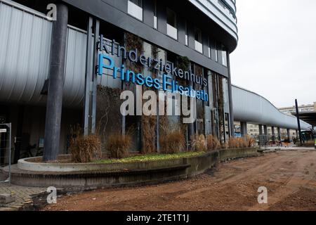 L'illustration montre l'Hôpital pour enfants Princesse Elisabeth lors d'une visite royale à l'Hôpital pour enfants Princesse Elisabeth à Gand, le mercredi 20 décembre 2023. Cet hôpital traite les enfants jusqu’à l’âge de 15 ans ou jusqu’à 18 ans en cas de maladie chronique et permet à leurs parents de passer la nuit avec eux. Outre les soins médicaux, il propose également des installations et des services adaptés aux patients plus jeunes, tels qu’une salle de jeux, l’école hospitalière et des après-midi récréatifs. Là, la Princesse apprendra la vision de pointe et de l'avenir de l'hôpital. Par la suite, elle rencontre les patients A. Banque D'Images