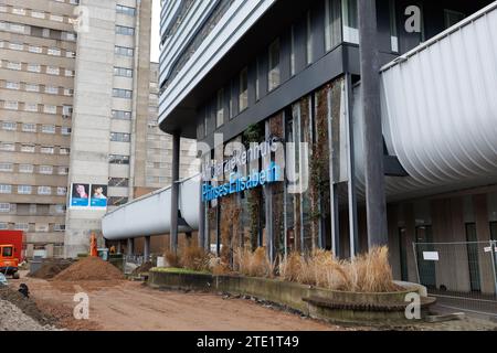 Gand, 20 décembre 2023. L'illustration montre l'Hôpital pour enfants Princesse Elisabeth lors d'une visite royale à l'Hôpital pour enfants Princesse Elisabeth à Gand, le mercredi 20 décembre 2023. Cet hôpital traite les enfants jusqu’à l’âge de 15 ans ou jusqu’à 18 ans en cas de maladie chronique et permet à leurs parents de passer la nuit avec eux. Outre les soins médicaux, il propose également des installations et des services adaptés aux patients plus jeunes, tels qu’une salle de jeux, l’école hospitalière et des après-midi récréatifs. Là, la Princesse apprendra la vision de pointe et de l'avenir de l'hôpital. Après-guerre Banque D'Images