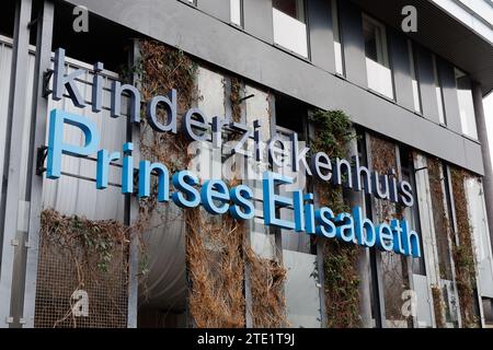 Gand, 20 décembre 2023. L'illustration montre l'Hôpital pour enfants Princesse Elisabeth lors d'une visite royale à l'Hôpital pour enfants Princesse Elisabeth à Gand, le mercredi 20 décembre 2023. Cet hôpital traite les enfants jusqu’à l’âge de 15 ans ou jusqu’à 18 ans en cas de maladie chronique et permet à leurs parents de passer la nuit avec eux. Outre les soins médicaux, il propose également des installations et des services adaptés aux patients plus jeunes, tels qu’une salle de jeux, l’école hospitalière et des après-midi récréatifs. Là, la Princesse apprendra la vision de pointe et de l'avenir de l'hôpital. Après-guerre Banque D'Images