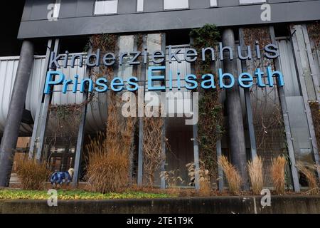 Gand, 20 décembre 2023. L'illustration montre l'Hôpital pour enfants Princesse Elisabeth lors d'une visite royale à l'Hôpital pour enfants Princesse Elisabeth à Gand, le mercredi 20 décembre 2023. Cet hôpital traite les enfants jusqu’à l’âge de 15 ans ou jusqu’à 18 ans en cas de maladie chronique et permet à leurs parents de passer la nuit avec eux. Outre les soins médicaux, il propose également des installations et des services adaptés aux patients plus jeunes, tels qu’une salle de jeux, l’école hospitalière et des après-midi récréatifs. Là, la Princesse apprendra la vision de pointe et de l'avenir de l'hôpital. Après-guerre Banque D'Images