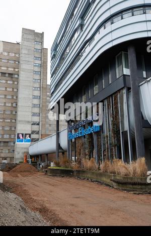 Gand, 20 décembre 2023. L'illustration montre l'Hôpital pour enfants Princesse Elisabeth lors d'une visite royale à l'Hôpital pour enfants Princesse Elisabeth à Gand, le mercredi 20 décembre 2023. Cet hôpital traite les enfants jusqu’à l’âge de 15 ans ou jusqu’à 18 ans en cas de maladie chronique et permet à leurs parents de passer la nuit avec eux. Outre les soins médicaux, il propose également des installations et des services adaptés aux patients plus jeunes, tels qu’une salle de jeux, l’école hospitalière et des après-midi récréatifs. Là, la Princesse apprendra la vision de pointe et de l'avenir de l'hôpital. Après-guerre Banque D'Images