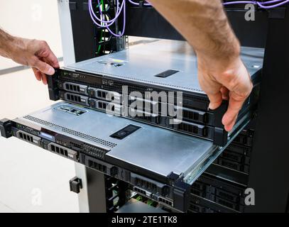 Maintenance des serveurs installés dans un rack dans la salle des serveurs Banque D'Images