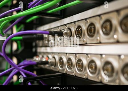 Panneau de brassage BNC à terminaison vidéo et RF avec deux rangées de connecteurs BNC dans des panneaux 1U avec câbles SDI coaxiaux connectés Banque D'Images