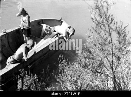 Mai 1937. Certains soldats républicains se lavent dans une rivière, pendant un moment de repos. Crédit : Album / Archivo ABC / José Fernández Aguayo Banque D'Images