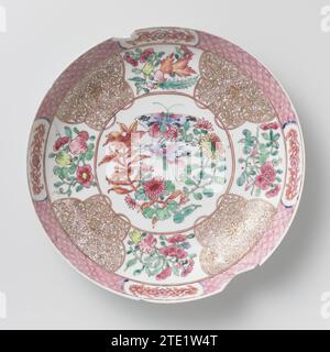 Soucoupe-plat avec sprays de fleurs, rouleaux et modèle de couche, anonyme, c. 1725 - c. 1749 plat en porcelaine, peint sur le glaçage en bleu, rouge, rose, vert, jaune, noir et or. Sur le devant au centre un médaillon avec des plantes à fleurs (chrysanthème) et deux papillons ; sur le mur avec quatre groupes avec des branches de fleurs et de fruits et quatre cartouches avec des vrocks de lotus ; le bord avec servetwork entrecoupé de quatre cartouches avec des vignes de fleurs. La balance a été rompue. Famle Rose. Porcelaine de Chine (matériau). glaçage. Or (métal) peinture / dorure / vitrification plat en porcelaine, peint sur le Banque D'Images