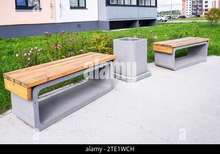 Bancs pour le repos et poubelle pour les déchets à la rue de la ville en été Banque D'Images