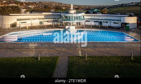 Le Saltdean Lido Saltdean Lido, construit en 1937-8, a finalement été restauré après avoir été sauvé par les habitants (qui ont collectivement créé la Saltdean Lido Community Interest Company), d'être rasé au bulldozer pour des appartements en 2013. Financé par la National Lottery via le National Lottery Heritage Fund, Brighton et Hove City Council, Historic England et des années de collecte de fonds communautaires, le chef-d'œuvre Art Déco a été proclamé, par la 20th Century Society comme étant : «probablement la piscine en plein air la plus importante du pays sur le plan architectural». Saltdean, Sussex de l'est, Royaume-Uni. Banque D'Images