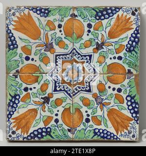 Champ de quatre tuiles avec motif de grenades, grappes de raisin, tulipes et étoiles, anonyme, c. 1600 - c. 1625 champ de quatre tuiles (2 x 2) avec un motif multicolore (bleu, vert, jaune, orange et violet) formé de quatre tuiles avec des grenades, grappes de raisin et tulipes autour d'une étoile. Faïence néerlandaise. Majolique de glaçage d'étain champ de quatre tuiles (2 x 2) avec un motif multicolore (bleu, vert, jaune, orange et violet) formé de quatre tuiles avec des grenades, des grappes de raisin et des tulipes autour d'une étoile. Faïence néerlandaise. majolique de glaçure d'étain Banque D'Images