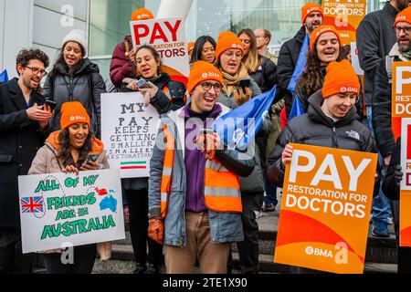 Londres, Royaume-Uni. 20 décembre 2023. Une ligne de piquetage à l'extérieur de l'UCHL - à l'approche de Noël, les jeunes médecins commencent leur dernière grève pour les salaires et les conditions de travail. La grève a été organisée par la BMA. Crédit : Guy Bell/Alamy Live News Banque D'Images