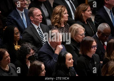 Le juge Samuel Alito, Jr., s'essuie le visage lors des funérailles de Sandra Day O'Connor, juge adjointe à la retraite de la Cour suprême, à la cathédrale nationale de Washington, DC, le mardi 19 décembre 2023. La juge O'Connor, originaire de l'Arizona, nommée par le président américain Ronald Reagan, est devenue la première femme à siéger à la plus haute cour du pays, siégeant de 1981 à 2006, et est décédée le 1 décembre 2023 à l'âge de 93 ans. Crédit : Rod Lamkey/CNP/MediaPunch Banque D'Images