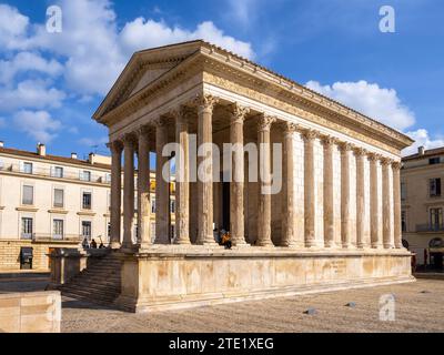 Nîmes, France - 4 octobre 2023 : Temple romain Maison carrée dans la ville de Nîmes dans le sud de la France Banque D'Images