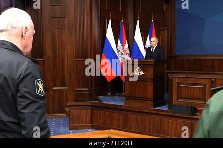 Moscou, Russie. 19 décembre 2023. Le président russe Vladimir Poutine tient un moment de silence au début d’une réunion élargie du Conseil du ministère de la Défense au Centre de contrôle de la Défense nationale, le 19 décembre 2023 à Moscou, en Russie. Crédit : Mikhail Klimentyev/Kremlin Pool/Alamy Live News Banque D'Images