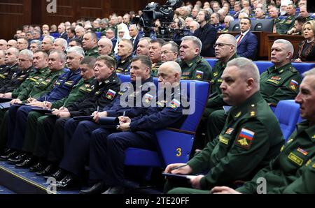 Moscou, Russie. 20 décembre 2023. Des officiers militaires russes de haut rang écoutent le président Vladimir Poutine prononcer des remarques lors de la réunion élargie du Conseil du ministère de la Défense au Centre de contrôle de la Défense nationale, le 19 décembre 2023 à Moscou, en Russie. Crédit : Mikhail Klimentyev/Kremlin Pool/Alamy Live News Banque D'Images