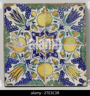 Champ de quatre tuiles avec motif de grappes de raisin, tulipes, grenades et étoiles, anonyme, c. 1600 - c. 1625 champ de quatre tuiles (2 x 2) avec un motif multicolore (bleu, vert, jaune, orange et violet) formé de quatre tuiles avec des grenades, grappes de raisin et tulipes autour d'une étoile. Faïence néerlandaise. Majolique de glaçage d'étain champ de quatre tuiles (2 x 2) avec un motif multicolore (bleu, vert, jaune, orange et violet) formé de quatre tuiles avec des grenades, des grappes de raisin et des tulipes autour d'une étoile. Faïence néerlandaise. majolique de glaçure d'étain Banque D'Images