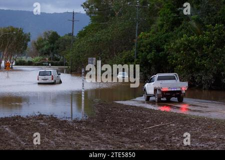 Cairns, Australie. 18 décembre 2023. Un homme dans une voiture tente de traverser une route inondée dans la soirée sur la banlieue inondée de Holloways Beach. Des inondations majeures ont été provoquées par des pluies intenses, des marées hautes et l'inondation de la rivière Barron. Crédit : SOPA Images Limited/Alamy Live News Banque D'Images